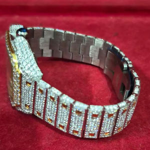 ผู้ผลิตนาฬิกาอินเดีย นาฬิกาควอตซ์สแตนเลสสตีลหรูหราไฮเอนด์ ประดับเพชรโมอิสซาไนต์ สำหรับผู้ชาย ออกแบบเองได้ สไตล์ฮิปฮอป เครื่องประดับทองชมพู สายหนัง สำหรับนักธุรกิจ - Product Image 1