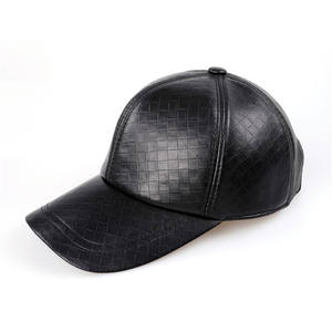 Casquette de baseball en cuir PU en gros, 6 panneaux, réglable, couleur unie, style décontracté, avec logo brodé sur le pan droit - Product Image 3