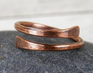 Bague de mariage artisanale en cuivre pur, création antique, pour homme et femme, texture rustique, ouverte et ajustable, fabriquée dans [lieu de fabrication] - Product Image 2