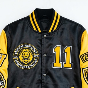 Chaqueta bomber casual de invierno para hombre, estilo varsity, de poliéster con botones decorativos, tela satinada con parche bordado en la manga. - Product Image 2