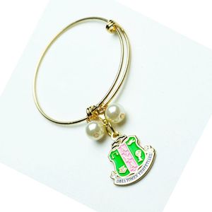   Bracelet en fil d'or avec breloque bouclier doré et accents de perles, jonc ajustable, élégant, bijou de poignet inspiré des sororités pour femme - Product Image 3