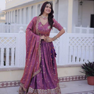Lehenga choli de seda con bordado Timeless Grace y dupatta con diseño de encaje. - Product Image 1