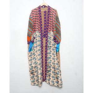 Peignoir multi-couleurs recyclé en soie vintage, style kimono floral, robe longue indienne faite à la main, longueur genou - Product Image 1