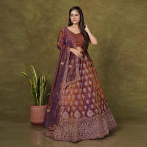 Lehenga Choli de Tela Fandy |   Obra de arte elaborada con lentejuelas y hilo |   Borde festoneado grande |   Dupatta coordinada para ropa festiva de alta calidad - Product Image 5