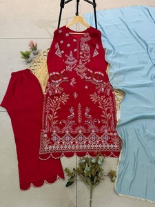Robe de mariée en tissu Chanderi très demandée, Salwar Kameez pour les occasions spéciales, disponible au prix de gros auprès d'un exportateur indien. - Product Image 3