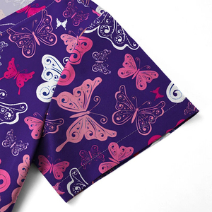 Blusa Médica con Estampado de Mariposas Personalizada - Uniforme de Enfermería con Cuello en V para Mujer - Ropa Sanitaria con Estampado por Sublimación de Alta Calidad - Product Image 2