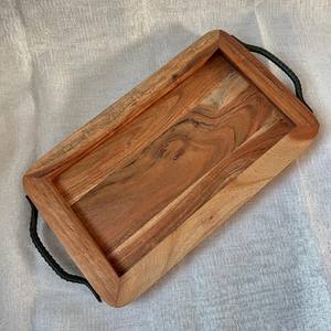 Plateau de service en bois vintage avec poignées en fer noir : Décoration rustique de style farmhouse - Product Image 2