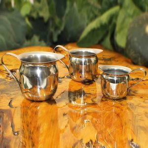 Jarra de Acero Inoxidable Ecológica con Asa para Crema de Leche, para Espresso, Cappuccino, Uso Profesional en Cafeterías, Hogares, Restaurantes y Panaderías - Product Image 1