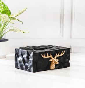 Caja de pañuelos de cerámica Glam con diseño de cabeza de ciervo dorada, soporte para servilletas independiente en blanco y negro - Product Image 3