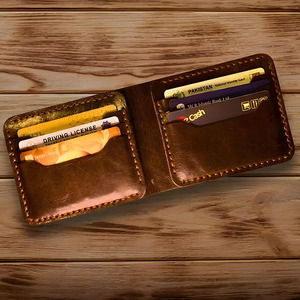 Cartera Bifold de Cuero Marrón Chocolate Rústico Hecha a Mano con Costuras a Mano, Equipada con Múltiples Ranuras para Tarjetas y Bolsillo para Billetes para Hombre - Product Image 1
