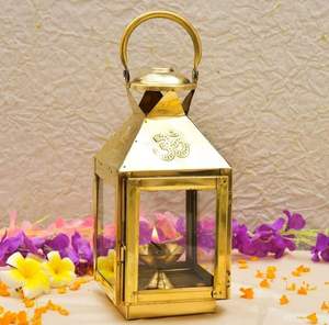 Lanterne en laiton de qualité supérieure avec support rustique pour hôtels, centres de villégiature et centres de table d'événements, idéale pour la décoration intérieure et les festivals - Product Image 3