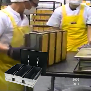 ATLAS STAR 3 Straps - Molde para Pan de 4 Cavidades de Aleación de Aluminio, 1000 g, Duradero, con Tapa, Antiadherente, Negro, Apto para Horno - Product Image 5