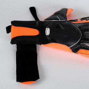 Guantes de Portero de Fútbol Personalizados en Negro y Naranja con Látex Alemán Dambo de 4 mm, Corte Negativo y Serigrafía - Product Image 3