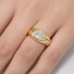 Bague Chevalière Classique en Or Jaune 18 carats avec Diamant Poire 1 carat, Sertissage Moderne en Sceau, Bague pour Homme, Bague avec Diamant de Laboratoire, Bagues de Quotidien pour Homme - Product Image 6