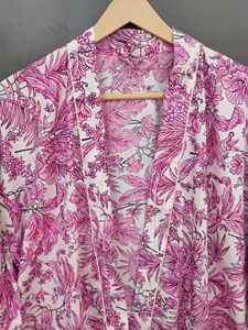 เสื้อคลุมกิโมโนผ้าฝ้ายลายดอกไม้สีขาวสีชมพูพร้อมสายรัดชุดเดรสสำหรับสตรีพิมพ์ลายดอกไม้สีชมพู - Product Image 4