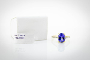 Anillo Ovalado de Tanzanita Azul Violeta Natural en Oro Amarillo Sólido de 18K – Anillo Solitario Elevado de Cuatro Puntas con Pavé de Diamantes - Product Image 4