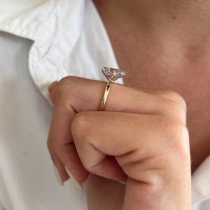 Anillo de Compromiso Solitario con Diamante Cultivado en Laboratorio de Corte Ovalado de 2 Quilates, Certificado por IGI, Oro de 14K, Elegante Joyería Nupcial para Boda o Aniversario - Product Image 4