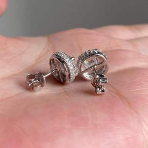 Boucles d'oreilles clous classiques en diamant de laboratoire taille brillant rond avec halo, plaqué or 9 carats, micro-pavé, solitaire pour femme - Product Image 2