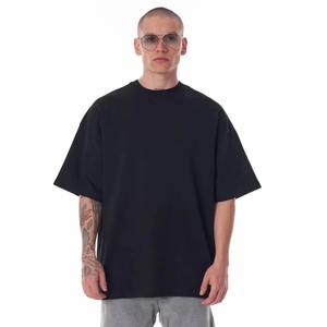 T-shirt ample en coton doux, coupe moderne et design épuré pour un look urbain décontracté. - Product Image 1