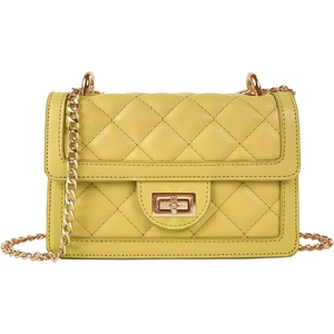 Sac bandoulière matelassé en cuir blanc grand format avec chaîne dorée et fermeture éclair, style tendance toutes saisons - Product Image 6