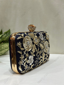 กระเป๋าคลัทช์กรอบลายดอกไม้สีเงินทองกรมท่า พร้อมตัวล็อคแบบมงกุฎคริสตัล กระเป๋าถือหรูหราสำหรับงานแต่งงานและงานกลางคืน เหมาะสำหรับร้านบูติก - Product Image 2