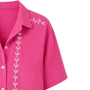 Camisa Corta Bordada Rosa Intenso Personalizada para Mujer, Blusa Casual de Verano con Botones y Manga Corta, Top de Moda con Logotipo Personalizado en Mezcla de Lino - Product Image 4