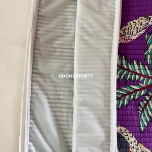 Étui pour ordinateur portable en coton matelassé fait main avec bandoulière et fermeture éclair, design tendance pour le shopping - Product Image 3