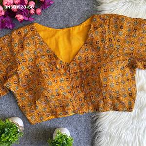 Blusa de Algodón Ajrakh de Buena Calidad con Estampado de Flores Pequeñas, Manga hasta el Codo, Cuello en V, Acolchada y con Cierre Frontal, Venta al Por Mayor - Product Image 2