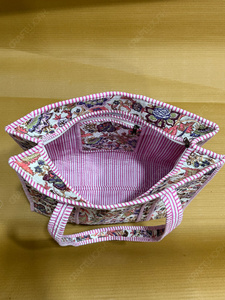 Sac fourre-tout matelassé floral fait main avec garniture rose, en tissu imprimé, sac à bandoulière léger pour le quotidien, sac de shopping de créateur - Product Image 4