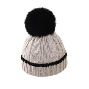 Bonnet d'hiver tendance à prix abordable, bonnet tricoté avec pompon en fourrure de grande taille, dernier design, bonnet jacquard - Product Image 1
