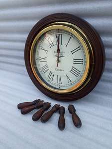 Horloge murale en bois en forme de roue de bateau, design nautique, Huntleigh Station Cambridge Angleterre, décoration vintage pour la maison et le bureau - Product Image 6