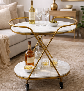 Carrito de bar de lujo con estructura de hierro dorado y superficie de mármol blanco, carrito de servicio de dos niveles con ruedas para decoración del hogar y hoteles - Product Image 1