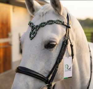 Accesorios de cuero personalizados al por mayor para cabezadas de caballo: Diadema de lujo con nudo celta ondulado, cristales verdes y blancos, y pedrería. - Product Image 3
