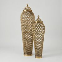 Vase de sol haut en métal DAANI de qualité supérieure, finition émaillée, couvercle sculptural doré, couleurs personnalisables, décoration pour mariages royaux, moderne