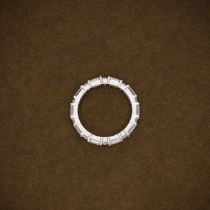 Bague éternelle en or 18 carats avec diamants de laboratoire taille émeraude et taille brillant rond, certifiée VVS2, pour mariage - Product Image 3