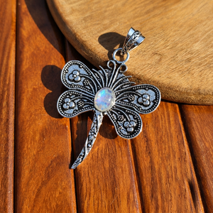 Colgante de piedra lunar arcoíris natural hecho a mano con forma de mariposa, collar artesanal bohemio, amuleto, joyería, regalo para mujer - Product Image 4