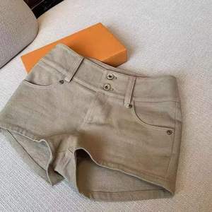 Shorts de mezclilla para mujer con un elegante acabado lavado, comodidad elástica y un look casual moderno, perfectos para guardarropas a la moda. - Product Image 3
