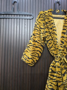 Robe longue pour femme à imprimé tigre jaune et noir, manches longues, coupe décontractée, fermeture à cordon, tissu doux, saison automne - Product Image 6