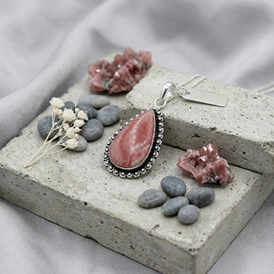 Pendentif en poire de rhodochrosite naturelle, serti en laiton, fait main, pierre précieuse, cabochon, bijoux en gros - Product Image 3