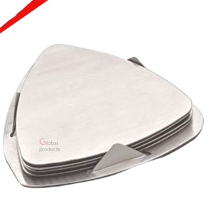 Posavasos con forma de triángulo de acero inoxidable y metal con acabado plateado de aspecto único para restaurante y bar de hotel - Product Image 1