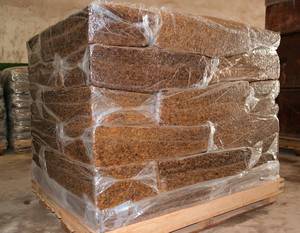 Suministro a granel de caucho natural especificado técnicamente, origen Brasil, bloques comprimidos envueltos en palé - Product Image 1