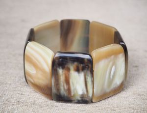 Bracelet en corne écologique fait main, style antique et moderne, cadeau de mariage ou de fête, objet de collection artistique - Product Image 1