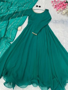 Ensemble de robe indienne pakistanaise rouge, robe Anarkali à manches longues avec dupatta en filet, tenue de cérémonie festive - Product Image 3