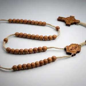 Rosario Católico Ecológico de Madera de Caoba con Cruz Colgante, Diseño Tallado y Grabado - Product Image 3