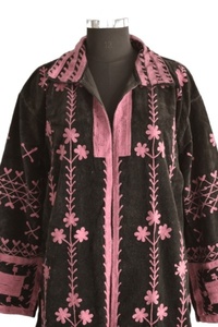 Veste d'hiver longue respirante en velours noir brodé à la machine avec motifs floraux, 100 % coton, artisanat Khushbu, fusion sans couture ODM - Product Image 2