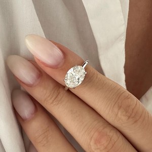 Anillo Solitario Ovalado de 2 Quilates con Diamante Cultivado en Laboratorio E VVS2, Anillo de Compromiso Estilo Catedral, Oro Blanco de 14k, Certificado IGI - Product Image 2