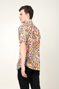 เสื้อเชิ้ตผู้ชายแฟชั่น พิมพ์ลายอิคัทหลากสี ผลิตจากโพลีเอสเตอร์ ทรงปกติ คอปกเสื้อ แขนสั้น เหมาะสำหรับใส่ลำลอง - Product Image 5