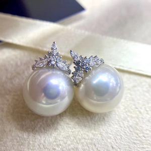 Boucles d'oreilles en argent sterling 925 avec œil de cheval, diamant moissanite, trèfle à quatre feuilles, avec perles naturelles rondes de 11 à 12 mm légèrement imparfaites - Product Image 1