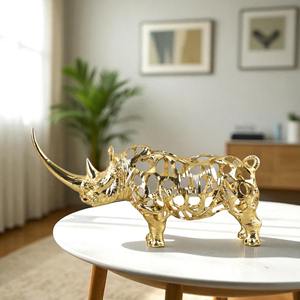 Décoration de table moderne en métal sculpté à la main, girafe de luxe finition or, idéale pour le salon, le bureau ou comme cadeau - Product Image 5