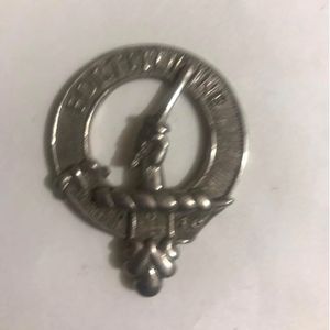 Este es un distintivo de peltre del clan escocés MacMillan con el lema "MISERIS SUCCURRERE DISCO". - Product Image 6